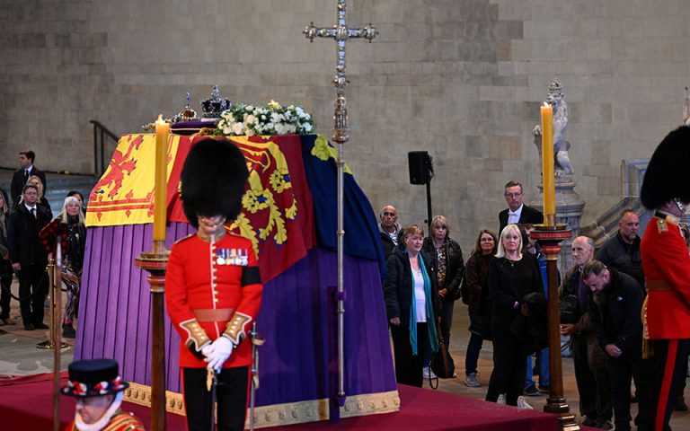 Βασίλισσα Ελισάβετ: Βασιλείς και αρχηγοί κρατών συρρέουν στο Λονδίνο