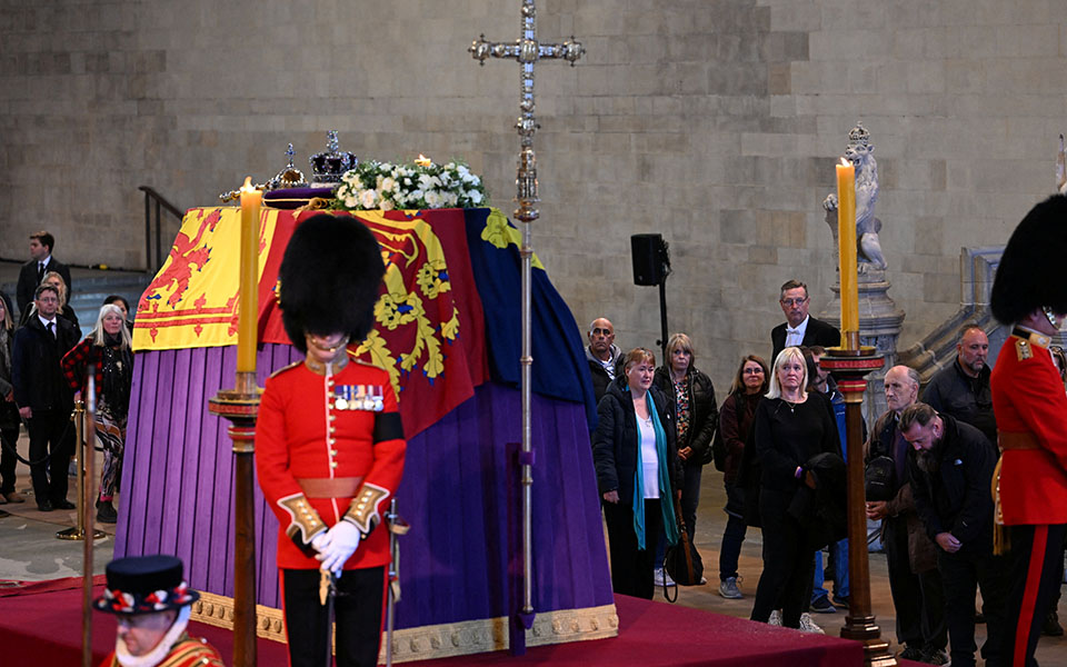 Βασίλισσα Ελισάβετ: Βασιλείς και αρχηγοί κρατών συρρέουν στο Λονδίνο – Σε κινηματογράφους και γιγαντοοθόνες θα προβληθεί η κηδεία