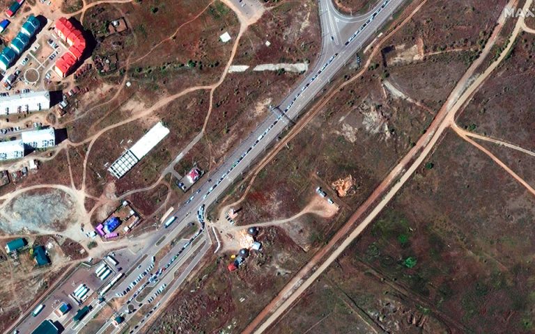 Ρωσία: Η επιστράτευση προκάλεσε ουρές χιλιομέτρων στα σύνορα – Φωτογραφίες από δορυφόρο