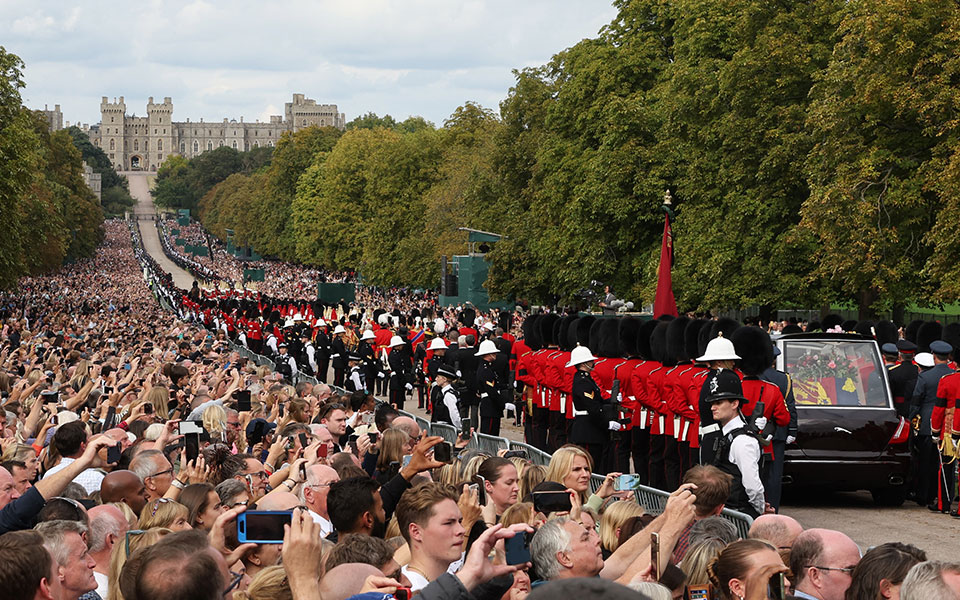 Queen Elizabeth: Brilliant ceremony for the last cheer-3