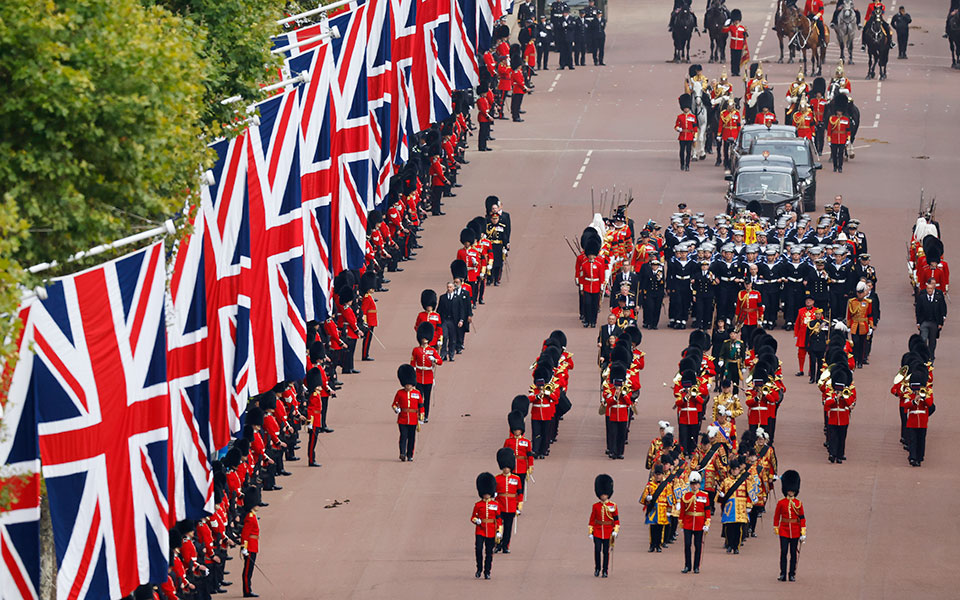 Queen Elizabeth: Brilliant ceremony for the last cheer-22