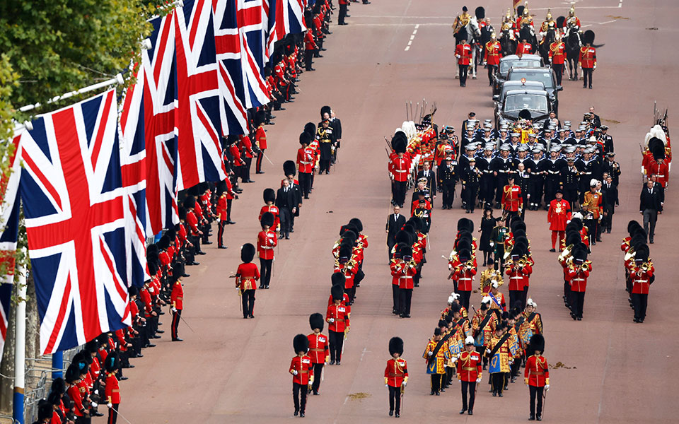 Queen Elizabeth: Brilliant ceremony for the last cheer-5