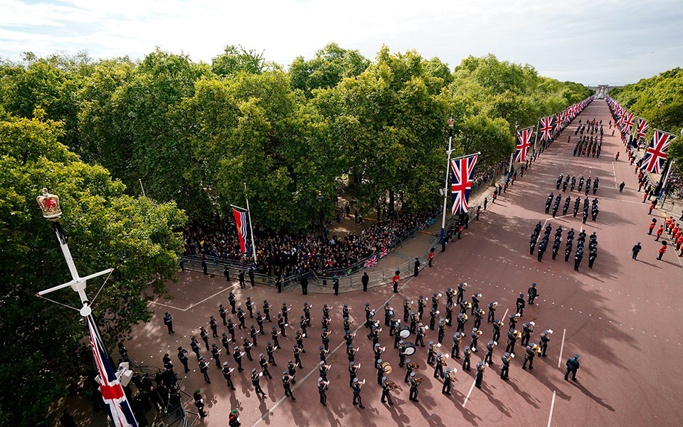 Queen Elizabeth: Brilliant ceremony for the last cheer-23