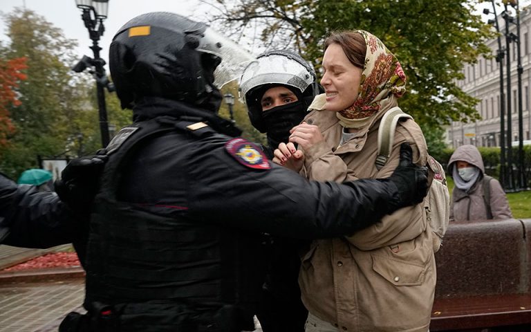 Ρωσία: Περισσότερες από 730 συλλήψεις σε διαδηλώσεις κατά της επιστράτευσης