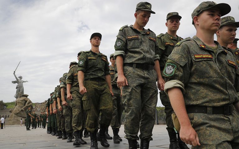 Η Μόσχα στρατολογεί εθελοντές για τον πόλεμο στην Ουκρανία – Δίνει μηνιαίο μισθό 3.000 ευρώ