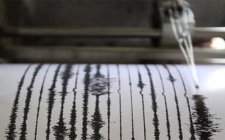Ζάκυνθος: Έπεσαν βράχια στο «Ναυάγιο» μετά τον σεισμό των 5,4 Ρίχτερ – Έκλεισε η παραλία-3