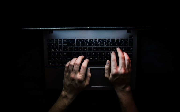 Η απειλή των χάκερ που «πολεμούν» στο πλευρό της Ρωσίας: «Μπορούν να μας κλείσουν τα φώτα»