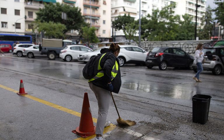 Θεσσαλονίκη: Πλημμύρισαν δρόμοι – ΙΧ «εισέβαλε» σε ιχθυοπωλείο