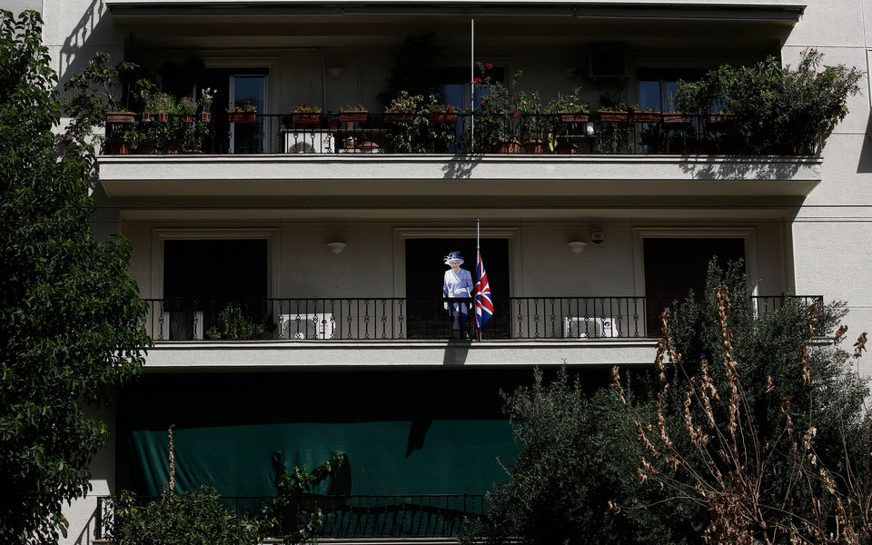 Ομοίωμα της Ελισάβετ «χαιρετά» τους περαστικούς από μπαλκόνι της Αθήνας-2