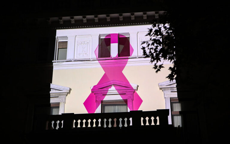 Παγκόσμια ημέρα κατά του καρκίνου του μαστού: To Προεδρικό Μέγαρο φωταγωγήθηκε με τη ροζ κορδέλα