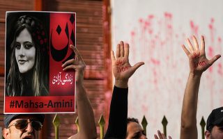Ιράν: Η εξέγερση μπήκε από τους δρόμους στις τάξεις-2
