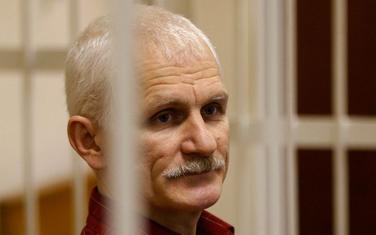 Νόμπελ Ειρήνης: Απονεμήθηκε στον Λευκορώσο Άλες Μπιαλιάτσκι και σε δύο οργανώσεις από Ρωσία – Ουκρανία