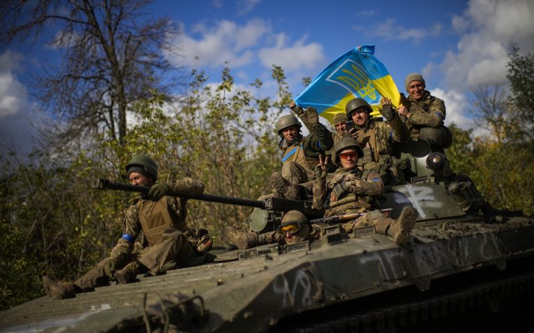 Πόλεμος στη Ουκρανία: Οι Ρώσοι καταστρέφουν στον Νότο τα δικά τους πυρομαχικά και τις γέφυρες