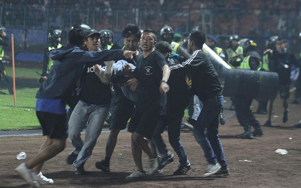Ινδονησία: 174 νεκροί σε αιματηρά επεισόδια σε αγώνα ποδοσφαίρου-1