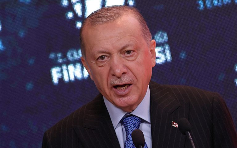 Τουρκία: Απομάκρυνε την Αμερική και τώρα την απειλεί