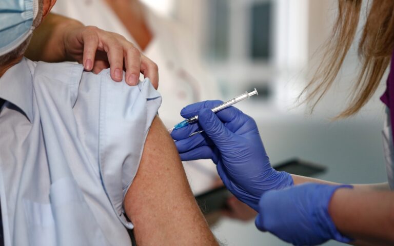 Εμβολιασμός: Με 4η δόση μόνο το 19,1% των πολιτών άνω των 60 ετών