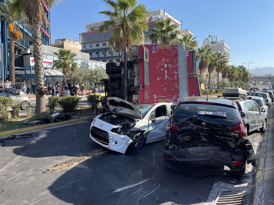 Τροχαίο ατύχημα στην παλιά παραλιακή: Φορτηγό ανετράπη και έπεσε πάνω σε σταθμευμένα οχήματα (εικόνες)-3
