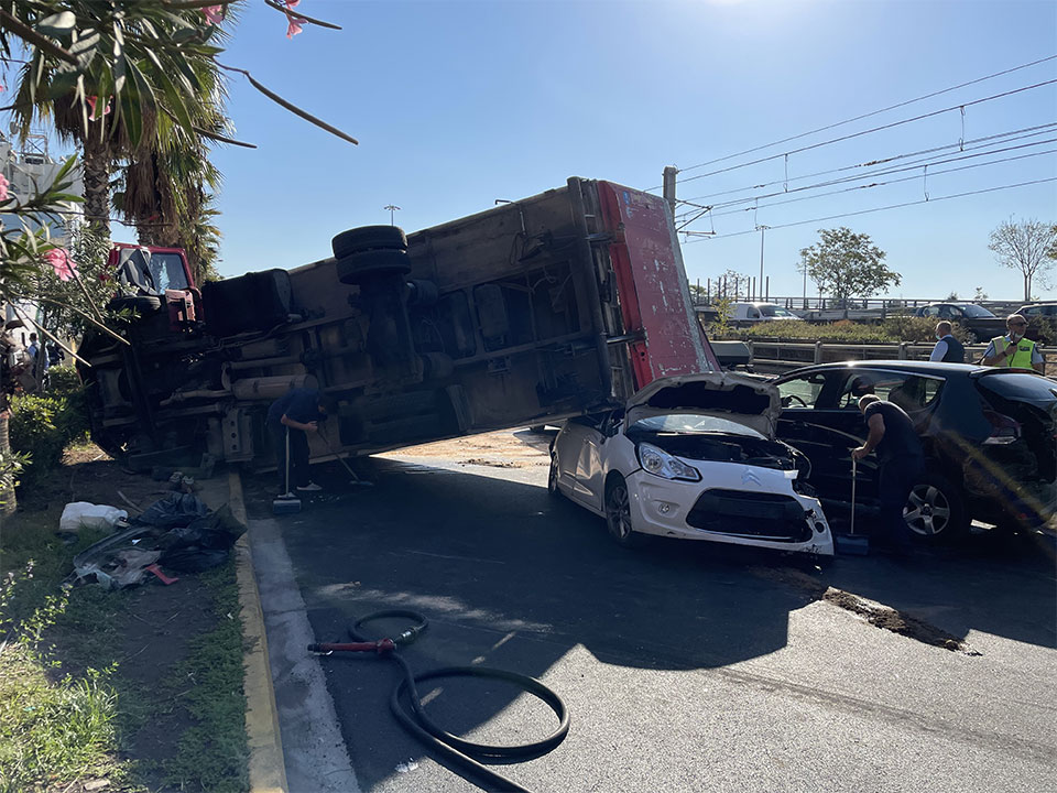 Τροχαίο ατύχημα στην παλιά παραλιακή: Φορτηγό ανετράπη και έπεσε πάνω σε σταθμευμένα οχήματα (εικόνες)-1