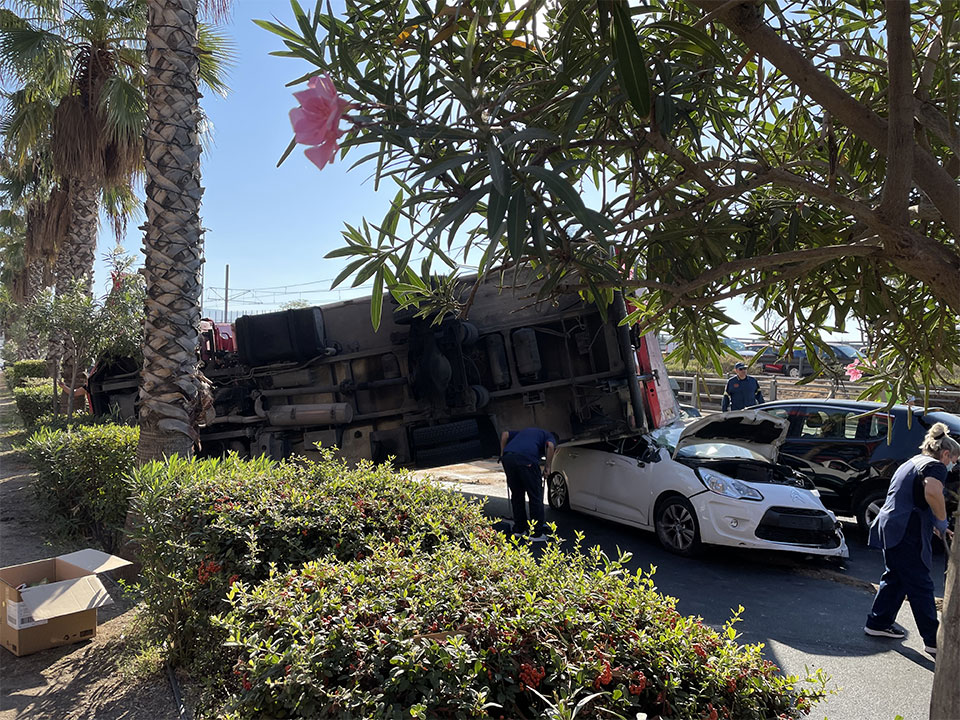 Τροχαίο ατύχημα στην παλιά παραλιακή: Φορτηγό ανετράπη και έπεσε πάνω σε σταθμευμένα οχήματα (εικόνες)-5