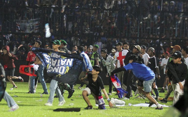 Ινδονησία: Τραγωδία σε ποδοσφαιρικό αγώνα – 129 νεκροί στη διάρκεια επεισοδίων