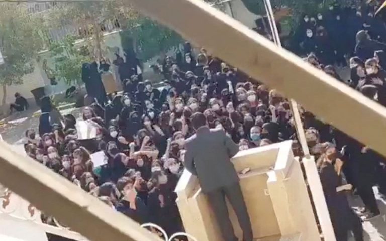 Ιράν: Η εξέγερση μπήκε από τους δρόμους στις τάξεις
