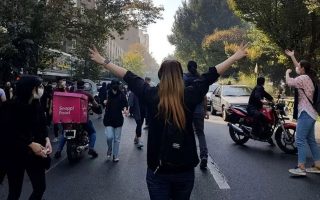 Ιράν: Η εξέγερση μπήκε από τους δρόμους στις τάξεις-1