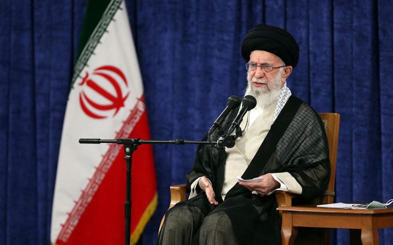 Ιράν: Ο Χαμενεΐ επαναλαμβάνει τα «περί εχθρών που συμμετέχουν σε ταραχές»