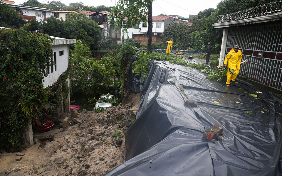 Κεντρική Αμερική: Τουλάχιστον 28 νεκροί από το πέρασμα του κυκλώνα «Τζούλια»-1