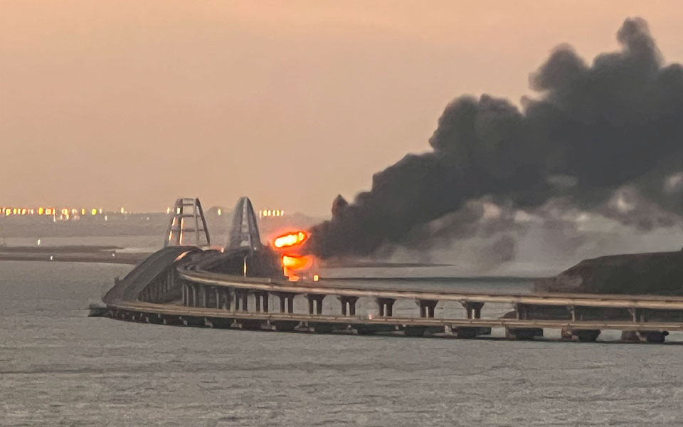 Ισχυρή έκρηξη στη γέφυρα στο Στενό του Κερτς-1