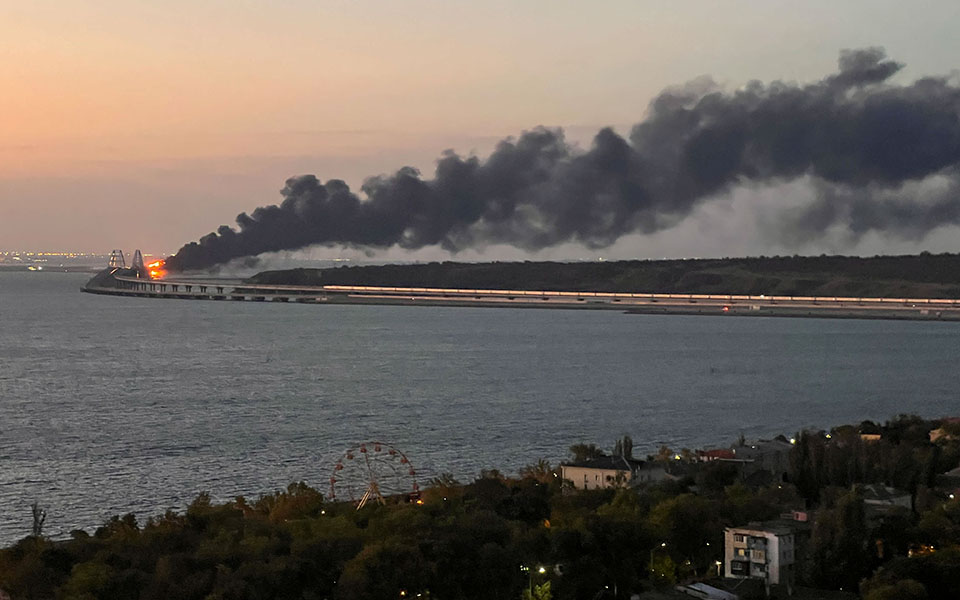 Γέφυρα του Κερτς: Παγιδευμένο όχημα προκάλεσε την έκρηξη, λέει η Μόσχα – Κίεβο: «Οτιδήποτε παράνομο θα καταστραφεί»-1