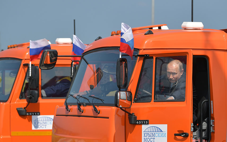 Όταν ο Βλαντιμίρ Πούτιν διέσχιζε με φορτηγό τη γέφυρα του Κερτς – Φωτογραφίες-1