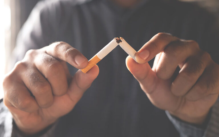 Έρευνα: Μικρότερος κίνδυνος πρόωρου θανάτου για όσους κόβουν το κάπνισμα έως τα 35