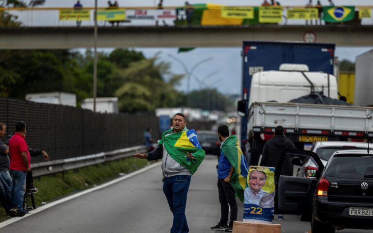 Βραζιλία: Ο Μπολσονάρο παραμένει σιωπηλός – Οι υποστηρικτές του στήνουν οδοφράγματα