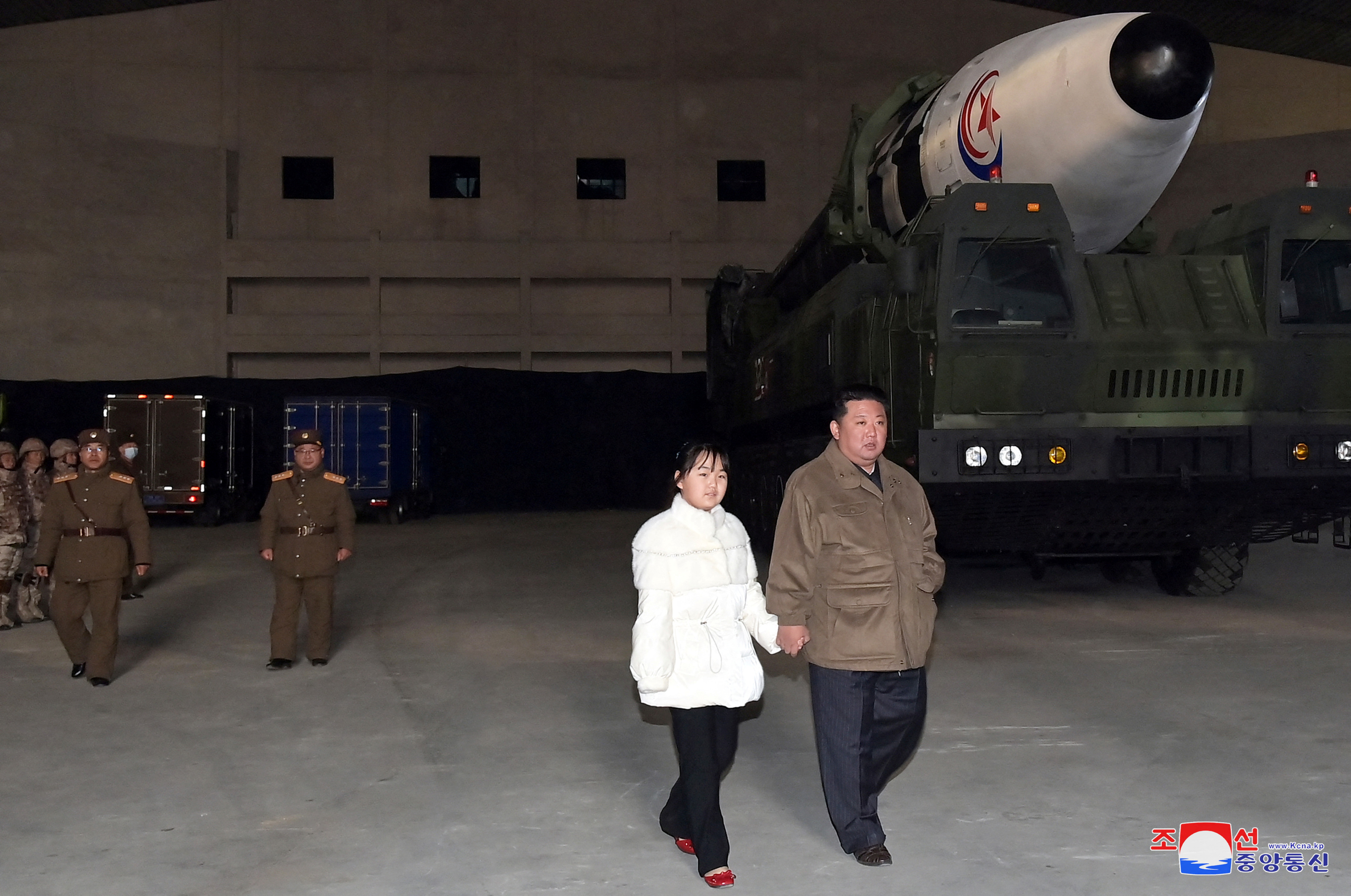 Βόρεια Κορέα: Ο Κιμ Γιονγκ Ουν παρουσίασε για πρώτη φορά την κόρη του και απείλησε με ατομική βόμβα-1