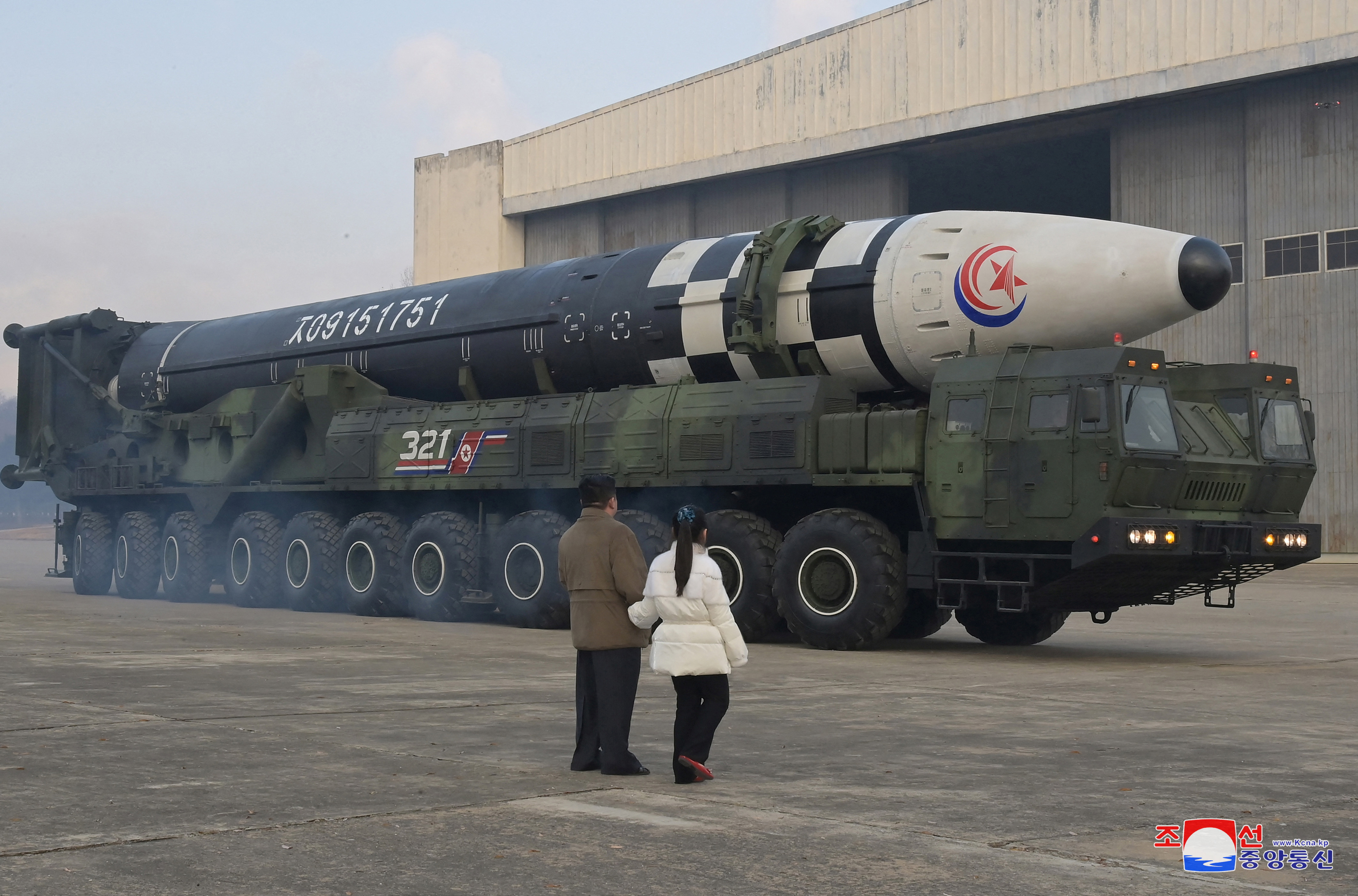 Βόρεια Κορέα: Ο Κιμ Γιονγκ Ουν παρουσίασε για πρώτη φορά την κόρη του και απείλησε με ατομική βόμβα-3