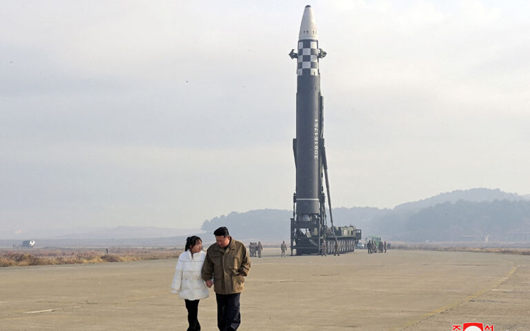 Βόρεια Κορέα: Ο Κιμ Γιονγκ Ουν παρουσίασε για πρώτη φορά την κόρη του και απείλησε με ατομική βόμβα