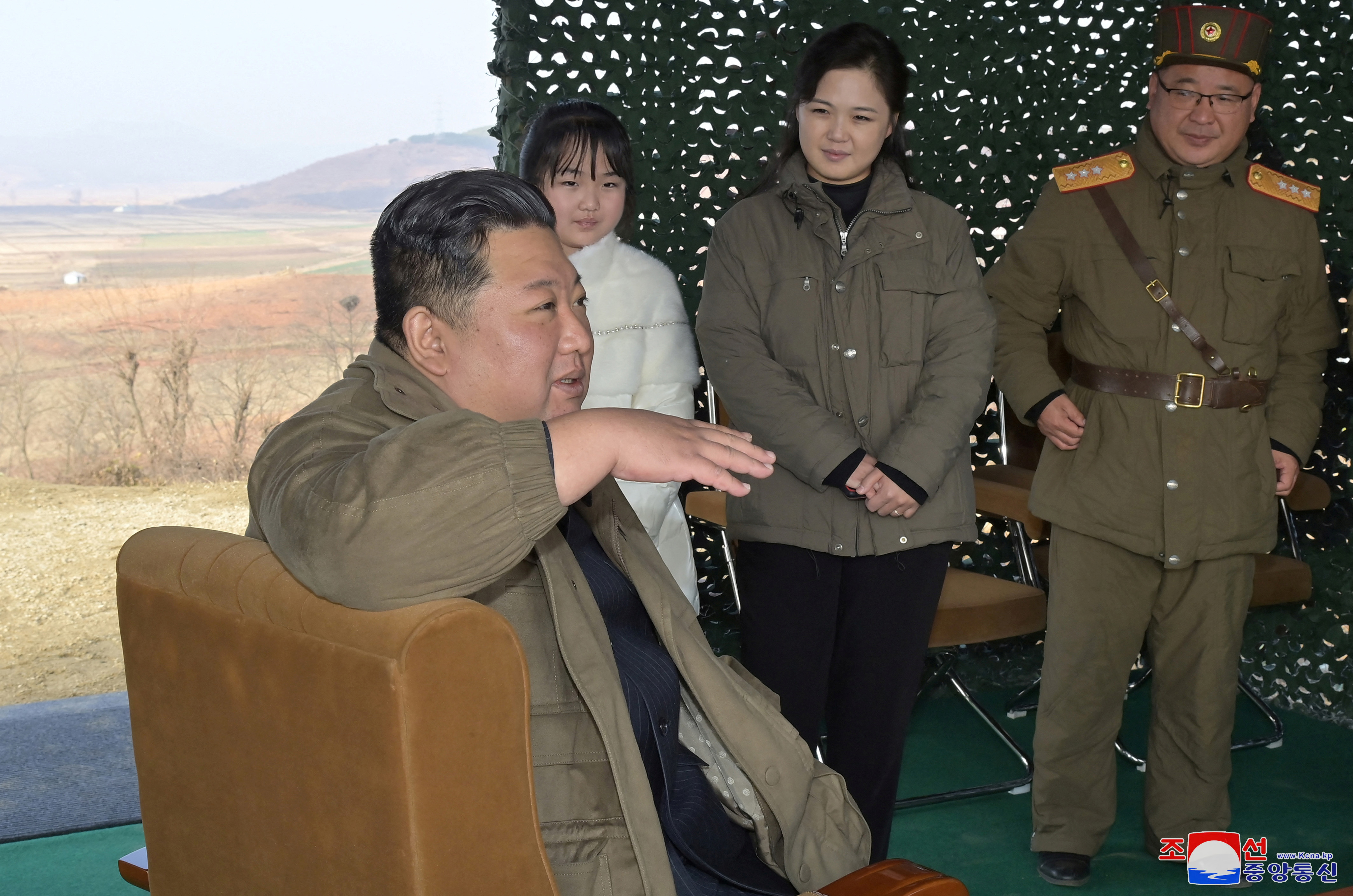 Βόρεια Κορέα: Ο Κιμ Γιονγκ Ουν παρουσίασε για πρώτη φορά την κόρη του και απείλησε με ατομική βόμβα-2