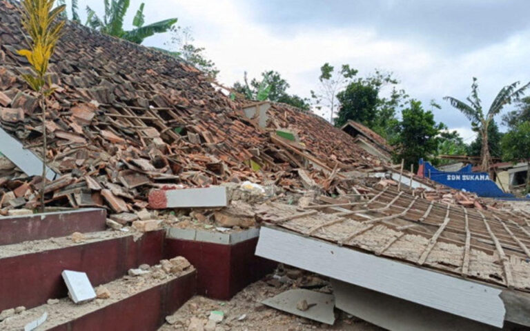 Ινδονησία: Ξεπέρασαν τους 160 οι νεκροί από τον σεισμό στη Δυτική Ιάβα