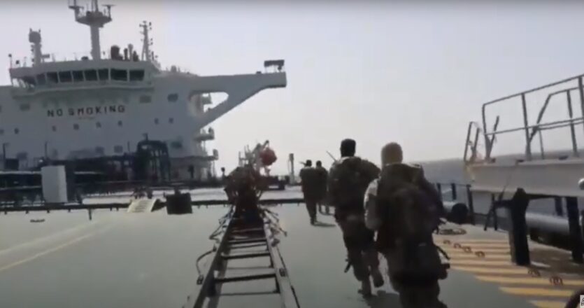 Ιρανοί στρατιώτες πραγματοποιούν ρεσάλτο στο ελληνόκτητο δεξαμενόπλοιο «Prudent Warrior» τον Μάιο. Μαζί με το «Delta Poseidon» βρίσκονται αγκυροβολημένα στο Μπαντάρ Αμπάς στον Περσικό Κόλπο.
