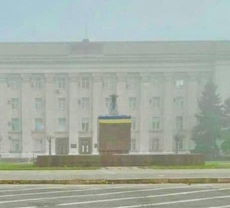 Ρωσία: Ολοκληρώθηκε η αποχώρηση του στρατού από τη Χερσώνα – Ουκρανική σημαία στο κέντρο της πόλης-1