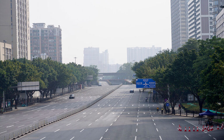 Κίνα: Βίαιες διαδηλώσεις κατά της πολιτικής «zero Covid» – Έσπασαν οδοφράγματα, συγκρούσεις με την αστυνομία