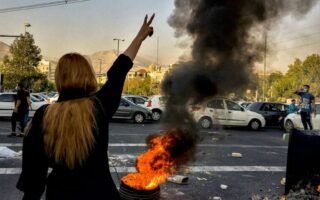 Ιράν: Οι διαδηλώσεις συνεχίζονται, το καθεστώς ξεσπά την οργή του στη νεολαία-2