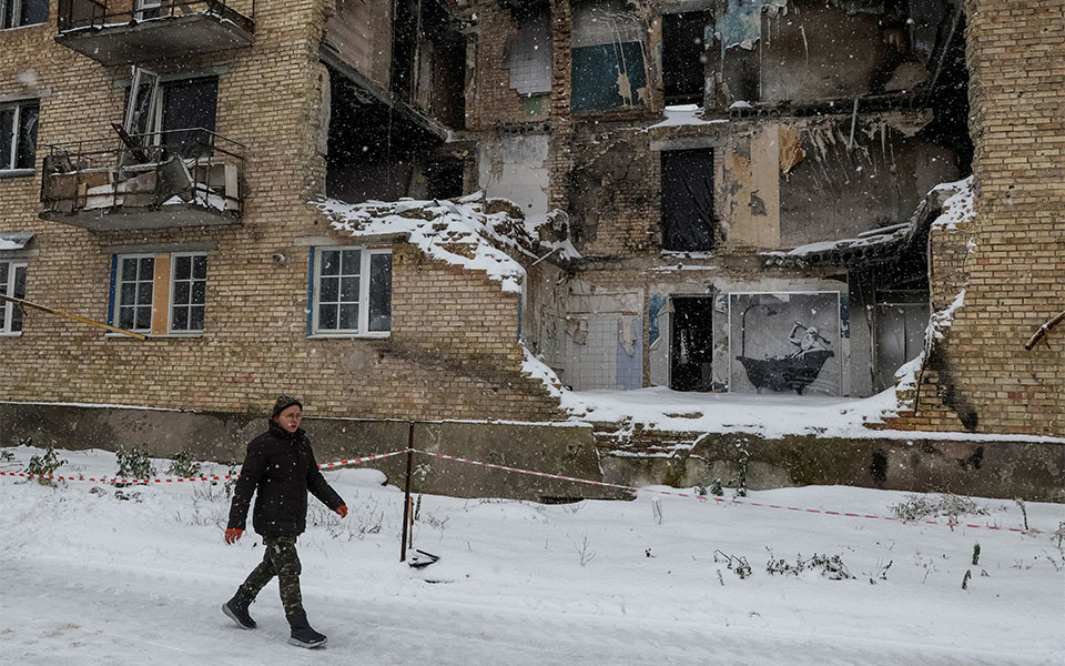 Ουκρανία: Τοιχογραφία του Μπάνκσι «ζεσταίνει» ένα κρύο χωριό-1