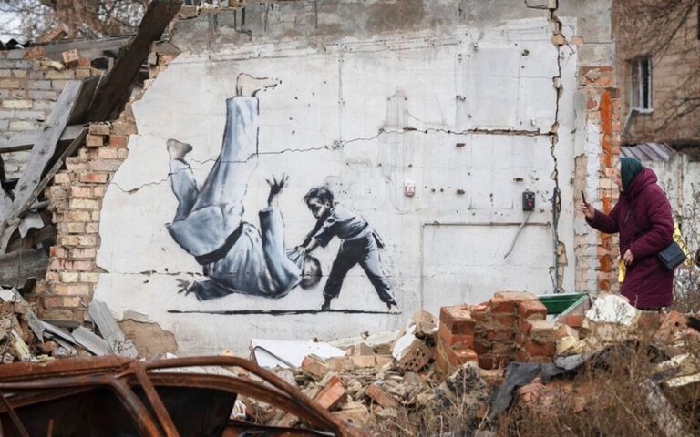 Ουκρανία: Τοιχογραφίες του Banksy σε ερείπια βομβαρδισμένων κτιρίων