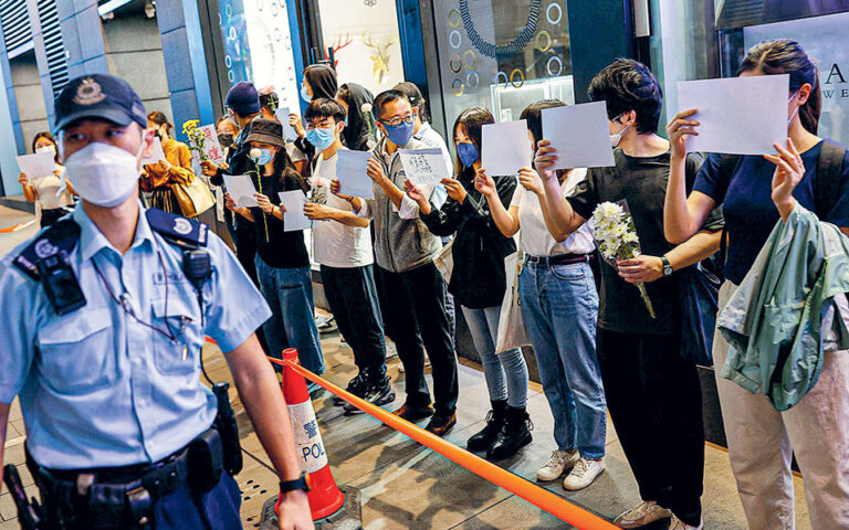 Κίνα: Στους δρόμους με λευκά χαρτιά και γρίφους