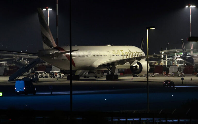 Επιβάτης της Emirates στην «Κ»: «Βλέπαμε το αεροσκάφος να κάνει κύκλους πάνω από τη Σαρδηνία»