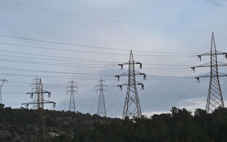 Ηλεκτρικό ρεύμα: Η έλλειψη ρευστότητας πιέζει τους παρόχους