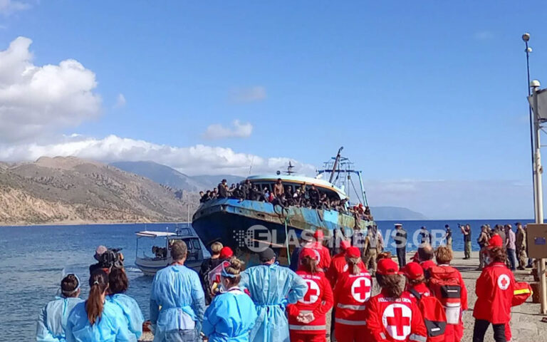 Κρήτη: Στο λιμάνι Παλαιόχωρας το ακυβέρνητο σκάφος με τους εκατοντάδες μετανάστες (εικόνες)