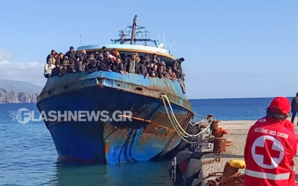 Κρήτη: Στο λιμάνι Παλαιόχωρας το ακυβέρνητο σκάφος με τους εκατοντάδες μετανάστες (εικόνες)-1