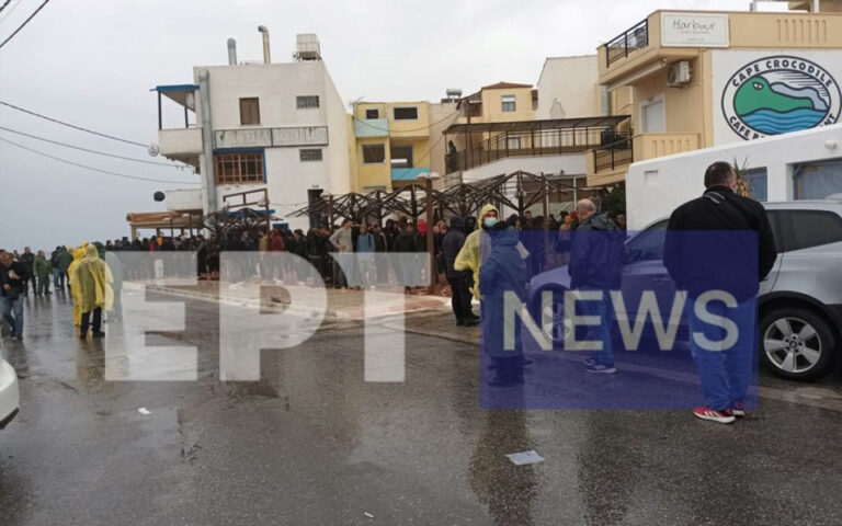 Κρήτη: Εκκενώθηκε από τους μετανάστες το σκάφος στο λιμάνι της Παλαιόχωρας